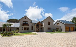 5 Bedroom House in Sir Lowrys and surrounds