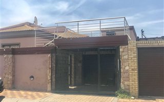 5 Bedroom House in Meadowlands