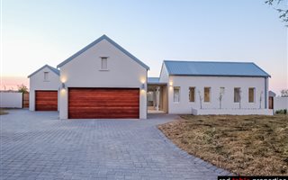 4 Bedroom House in Hazeldean (Silverlakes Surroundings)