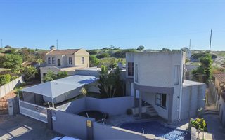 6 Bedroom House in Blouberg Sands