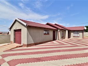 3 Bed House in Lotus Gardens