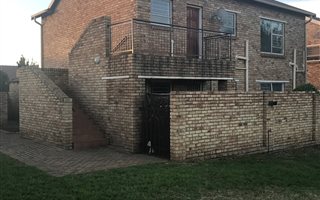 3 Bedroom Simplex in Heuwelsig Estate
