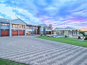 6 Bed House in Mooikloof Glen