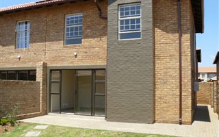 3 Bedroom Townhouse in Hazeldean (Silverlakes Surroundings)