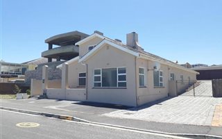5 Bedroom House in Bloubergstrand
