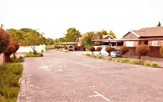2 Bedroom Apartment in Rooihuiskraal