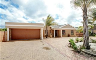 4 Bedroom House in Sonstraal East