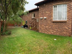 2 Bed Townhouse in Rooihuiskraal North