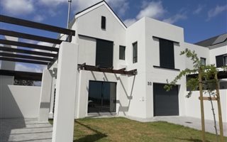 3 Bedroom Flat in Somerset West Central