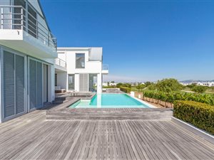 5 Bed House in De Zalze