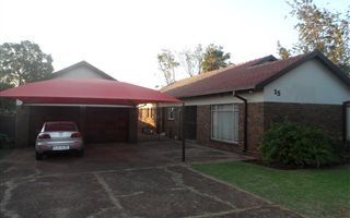 4 Bedroom House in Kanonkop