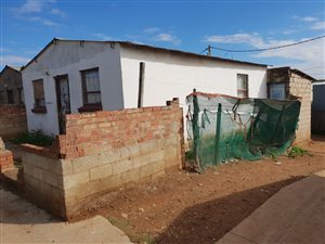2 Bedroom House in Soweto On Sea