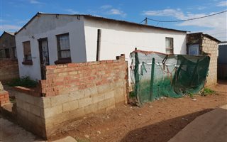 2 Bedroom House in Soweto On Sea