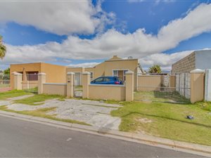 6 Bed House in Lotus River