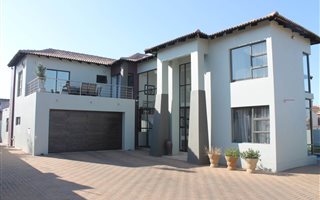 4 Bedroom House in Amberfield Manor