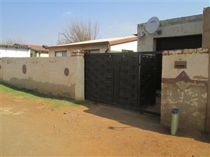 5 Bed House in Roodekop