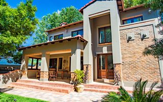 4 Bedroom House in Rietvalleirand