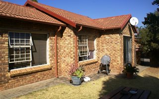 2 Bedroom Cluster in Kyalami Hills