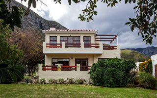 4 Bedroom House in Voelklip