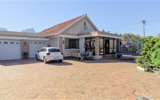4 Bedroom House in Rondebosch