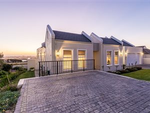 5 Bed House in Somerset West Central