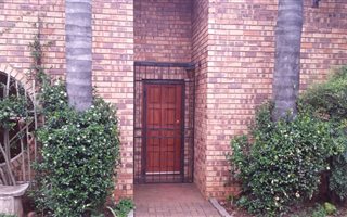 3 Bedroom House in Elarduspark