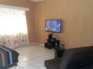 Bachelor apartment in Quigney