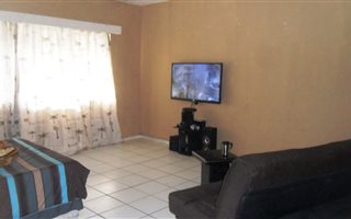Bachelor apartment in Quigney