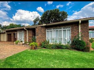 5 Bed House in Clayville East