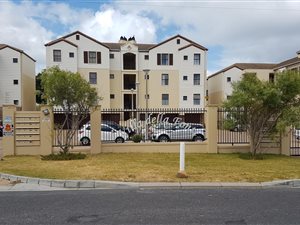 3 Bed Apartment in Bloubergstrand