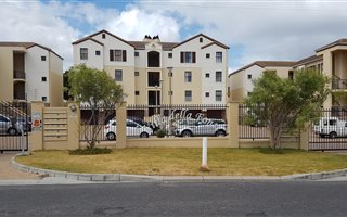 3 Bedroom Apartment in Bloubergstrand