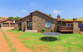 3 Bedroom House in Heuweloord