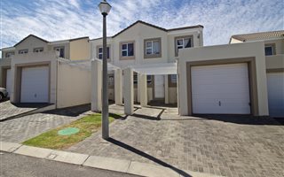 2 Bedroom House in Somerset West Central