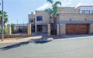 4 Bedroom House in Zakariyya Park