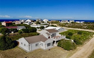 3 Bedroom House in Pearly Beach