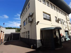 1210 m² Industrial space in Jacobs