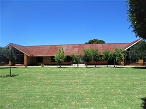 2.2 ha Farm in Magaliesmoot AH