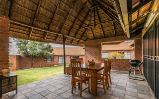 6 Bedroom House in Noordheuwel