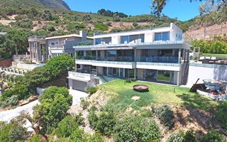 8 Bedroom House in Llandudno