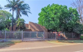 4 Bedroom House in Elarduspark