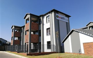 2 Bedroom House in Rooihuiskraal North