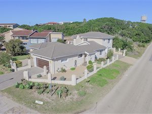 4 Bed House in Paradise Beach
