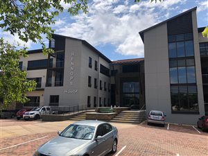 340 m² Office Space in Die Hoewes