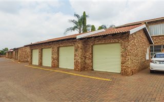2 Bedroom Apartment in Zwartkop