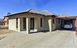 4 Bedroom House in Roodewal and surrounds