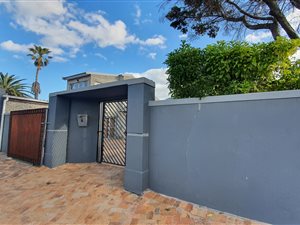 6 Bed House in Zeekoevlei