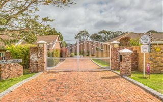 4 Bedroom Townhouse in Sunridge Park