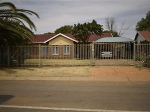 5 Bed House in Riamarpark