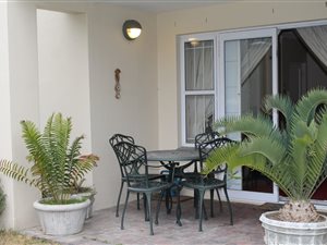 3 Bed Apartment in Onder Papegaaiberg