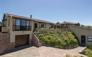 4 Bedroom House in Kenton-on-Sea